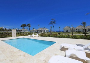 Luxury 3BD villa on sandy beach, private pool & golf cart, gym/tennis!