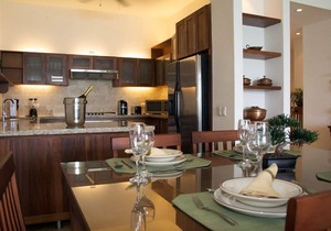 Luxury beachfront 3BD condo, sea views, internet/cable TV/elevator near all