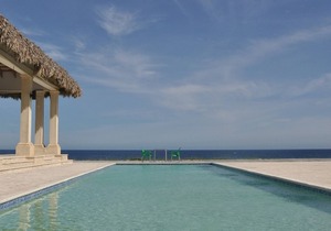 Luxury resort on sandy beach, with pool/gym/tennis/basket/waterpark/restaurant!