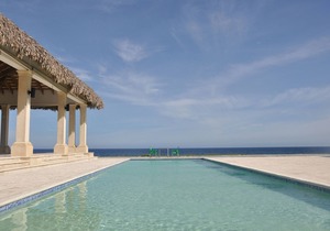 Luxury resort on sandy beach, with pool/gym/tennis/basket/waterpark/restaurant!