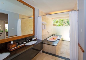Luxury Villa near Ubud with private infinity pool and a lounging pavilion