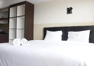 Modern Studio Room at Tamansari La Grande Apartment By Travelio