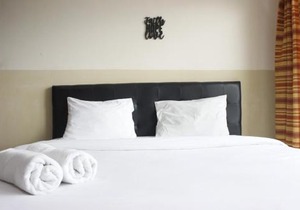 Modern Studio Room at Tamansari La Grande Apartment By Travelio