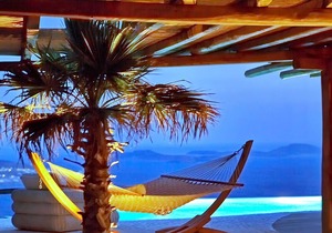My Rental Homes - Queen Villa with pool area furnished with sunbeds and sea view