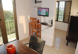 Quiet studio on top of the hill, pool/Wi-Fi/cable TV.