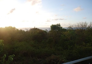 Quiet studio on top of the hill, pool/Wi-Fi/cable TV.