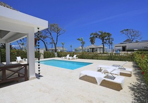 Sea-views 3BD villa on sandy beach, private pool & golf cart, gym/tennis!