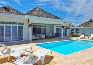 Sea-views 3BD villa on sandy beach, private pool & golf cart, gym/tennis!