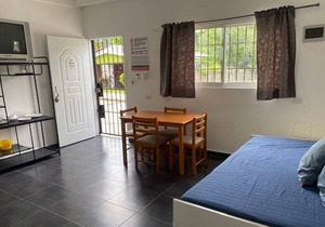 Suite 5: Deluxe One Bedroom 1 Block to Beach