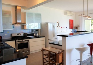 Top-class Top-floor Beachfront Penthouse near shops and restaurants
