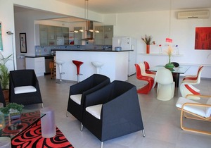 Top-class Top-floor Beachfront Penthouse near shops and restaurants