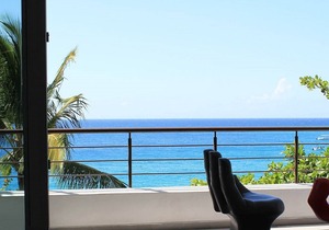 Top-class Top-floor Beachfront Penthouse near shops and restaurants