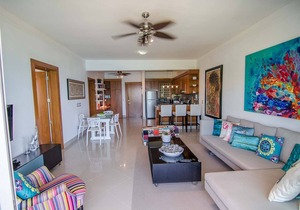 Top-floor beachfront condo with great sea views, central location
