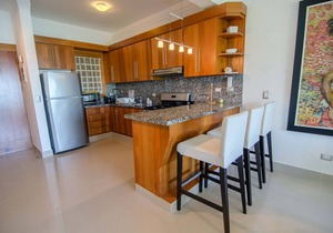 Top-floor beachfront condo with great sea views, central location