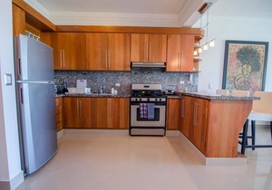 Top-floor beachfront condo with great sea views, central location