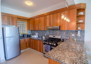 Top-floor beachfront condo with great sea views, central location