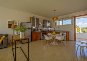 Top-floor condo in beachfront resort, near everything! 2BD, Pool wifi cable TV