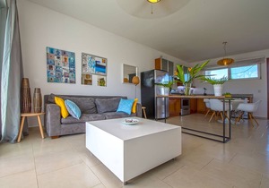 Top-floor condo in beachfront resort, near everything! 2BD, Pool wifi cable TV