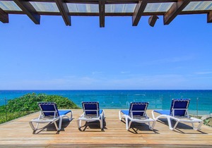Top-floor luxury condo in beachfront resort, sandy beach, pool
