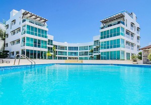 Top-floor luxury condo in beachfront resort, sandy beach, pool