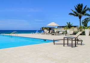 Top-floor luxury condo in beachfront resort, sandy beach, pool