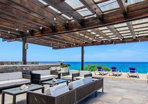 Top-floor luxury condo in beachfront resort, sandy beach, pool
