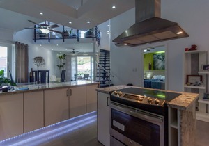 Top-floor penthouse in beachfront residence, steps to all shops and restaurants