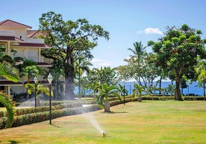 Top-floor penthouse in beachfront residence, steps to all shops and restaurants