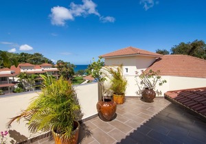 Top-floor penthouse in beachfront residence, steps to all shops and restaurants