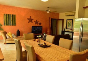 Top-floor penthouse in beachfront residence, pools/BBQ/Internet/Cable TV/AC