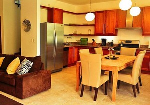 Top-floor penthouse in beachfront residence, pools/BBQ/Internet/Cable TV/AC