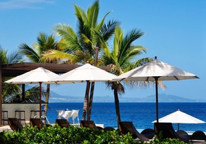 Top-floor penthouse in beachfront residence, pools/BBQ/Internet/Cable TV/AC