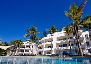 Top-floor penthouse in beachfront residence, pools/BBQ/Internet/Cable TV/AC