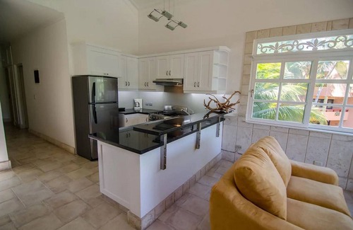 El Batey Apartment | 2BD guest-friendly apartment on sandy beach, near shops&restaurants!