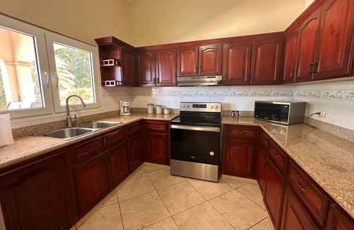 Urbanizacion Tavarez Villa | 3BD/3BA central villa w/pool, parking & sports courts