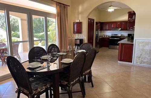 Urbanizacion Tavarez Villa | 3BD/3BA central villa w/pool, parking & sports courts