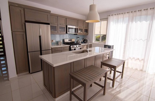 La Mulata Villa | 3BD/3BTH guest-friendly villa, free bus, pool/waterpark/WiFi/cable TV/BBQ!