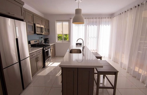 La Mulata Villa | 3BD/3BTH guest-friendly villa, free bus, pool/waterpark/WiFi/cable TV/BBQ!