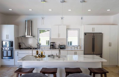 Urbanizacion Tavarez Villa | 4-bedroom, 4-bathroom villa, private pool/parking/billiard/BBQ, near everything