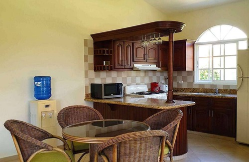 Urbanizacion Tavarez Villa | 9BD guest-friendly complex in central Sosua, 2 pools, WiFi/AC/cable TV/BBQ