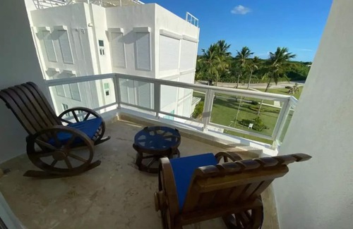 El Soco Apartment | Beach Front 2-Story penthouse BBQ Hottub La Romanann