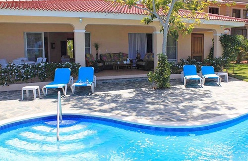 Urbanizacion Tavarez Villa | Beach, sun, girls, sport courts: guest-friendly residence in central Sosua!