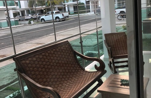 Punal Apartment | Confortable stay A/C wi-fi 7min STI Airport 7 min from de monument