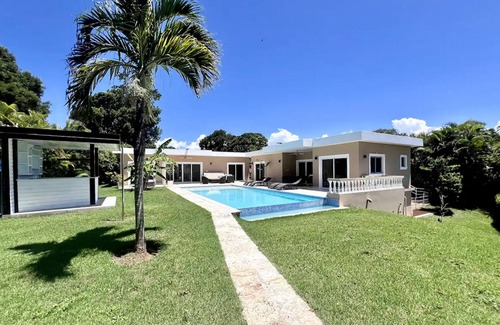 La Mulata Villa | Guest-friendly 5BD villa with basketball court and private pool