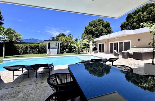La Mulata Villa | Guest-friendly 5BD villa with basketball court and private pool