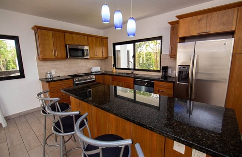 La Mulata Villa | Guest-friendly villa, private pool, 5BD/5BT, shuttle bus, BBQ/internet/cable TV