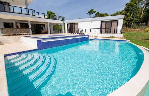La Mulata Villa | Guest-friendly villa, private pool, 5BD/5BT, shuttle bus, BBQ/internet/cable TV