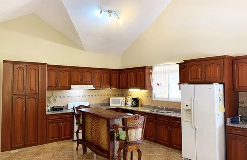 Urbanizacion Tavarez Villa | Large 5-bedroom guest-friendly villa in downtown Sosua, cable TV/Wi-Fi/pool