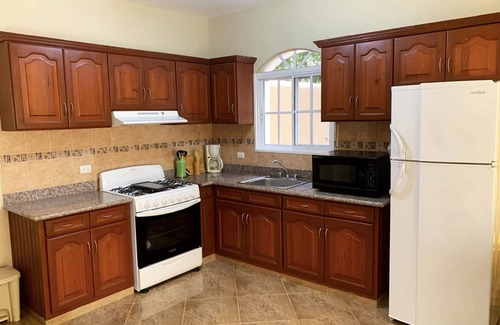 Urbanizacion Tavarez Villa | Large 5-bedroom guest-friendly villa in downtown Sosua, cable TV/Wi-Fi/pool