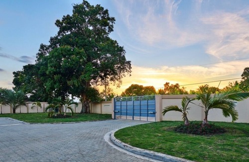 Licey al Medio Villa | Luxury Santiago Villa: "The Zen House"